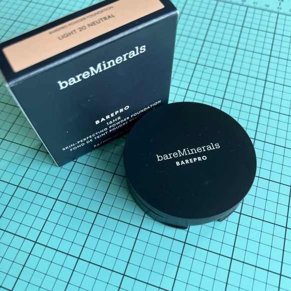 bareMinerals Barepro Skin-Perfecting Powder Foundation - Light 20 Neutral - Picture 2 of 7